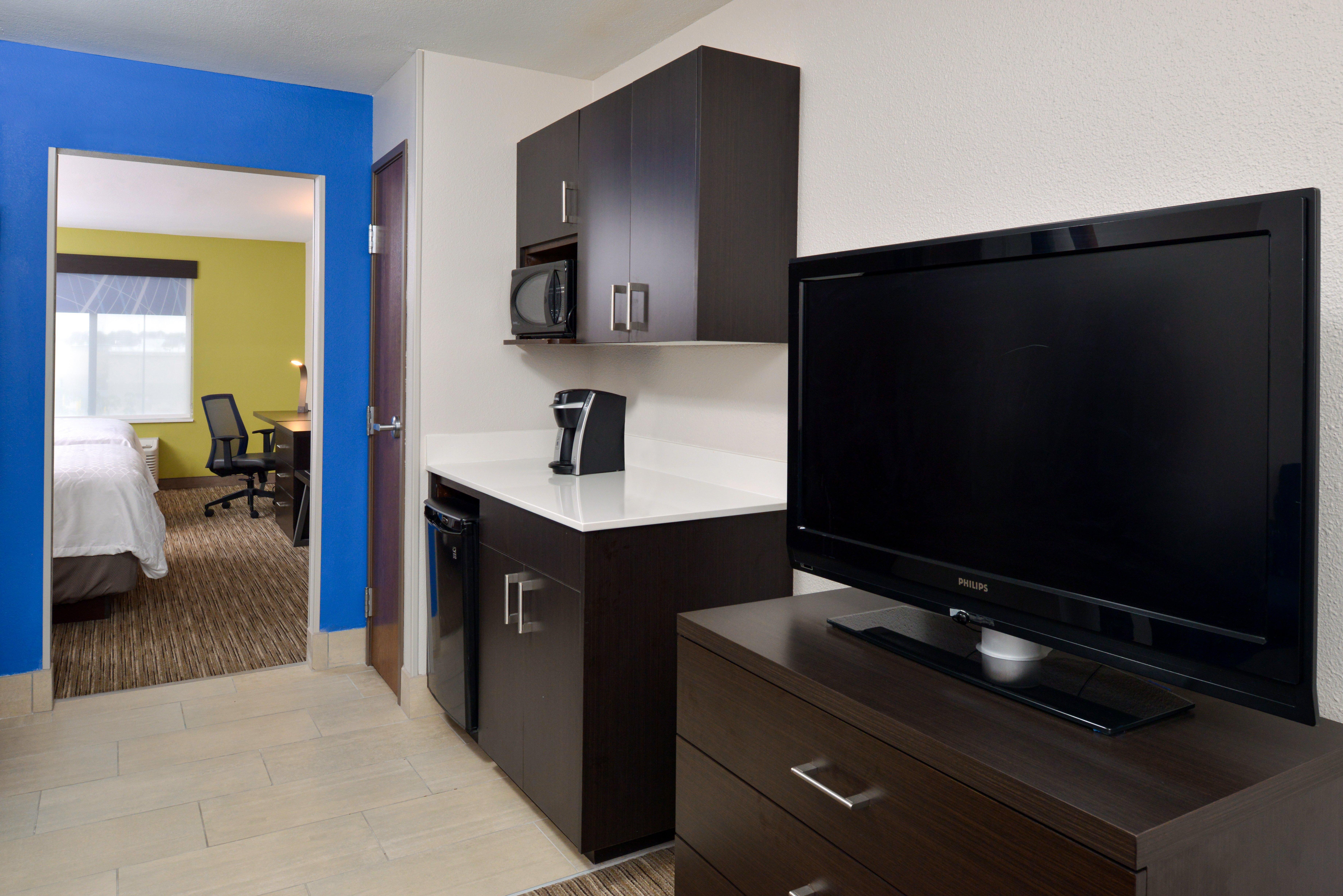 Holiday Inn Express & Suites Pueblo By Ihg Exterior photo