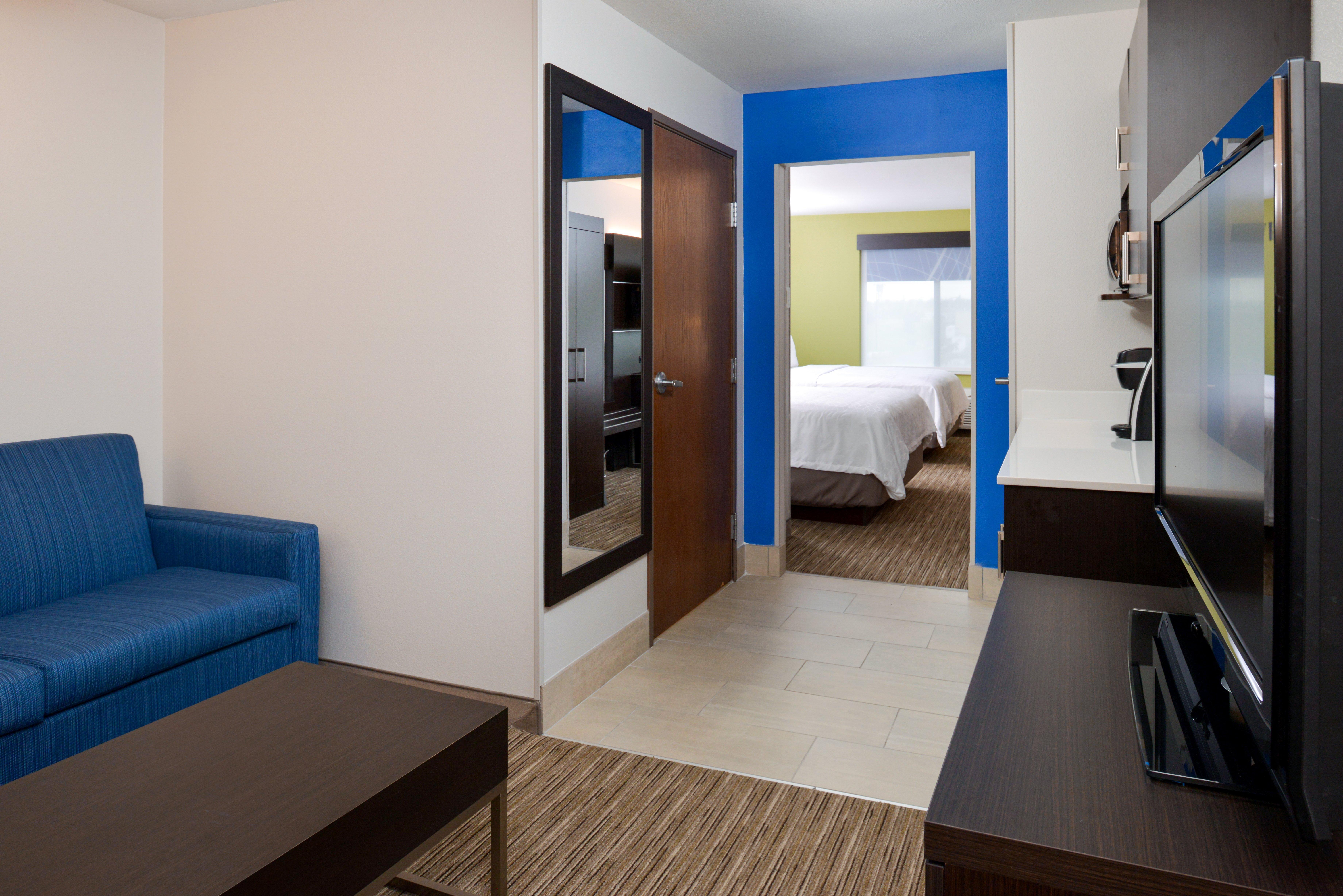 Holiday Inn Express & Suites Pueblo By Ihg Exterior photo