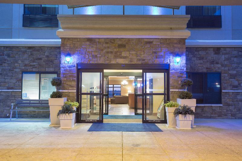 Holiday Inn Express & Suites Pueblo By Ihg Exterior photo