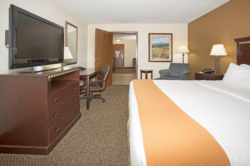 Holiday Inn Express & Suites Pueblo By Ihg Exterior photo